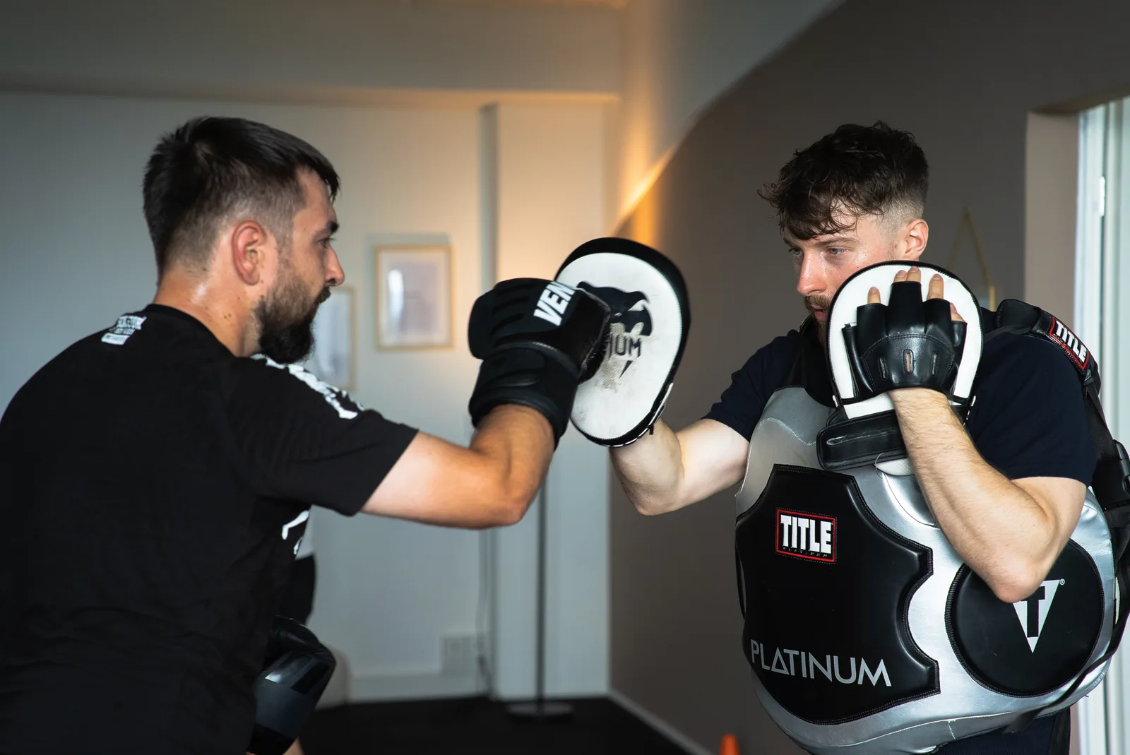 Danny, coach boxe, aux pattes d'ours au studio