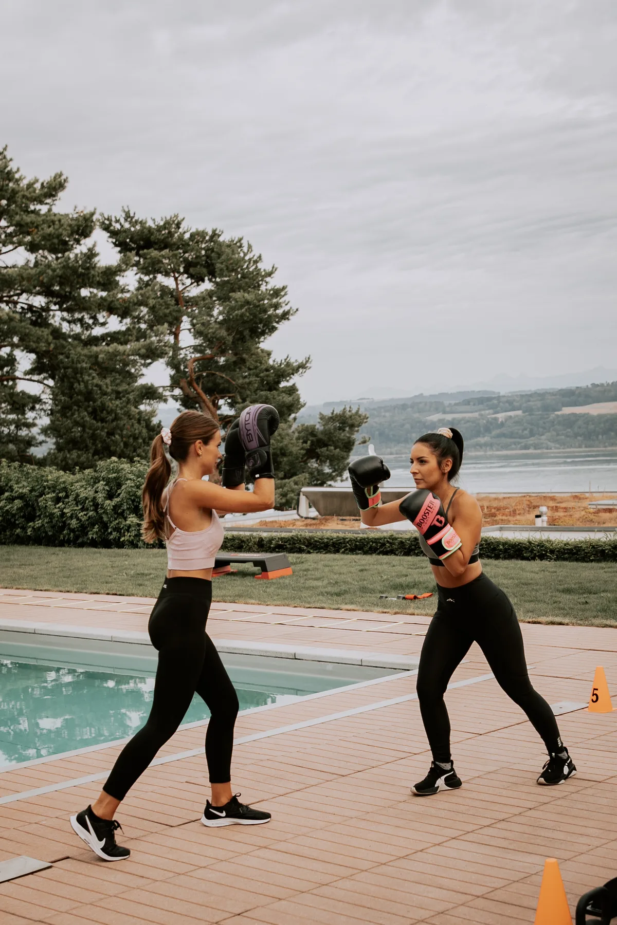 Séance de boxe en extérieur au bord du lac