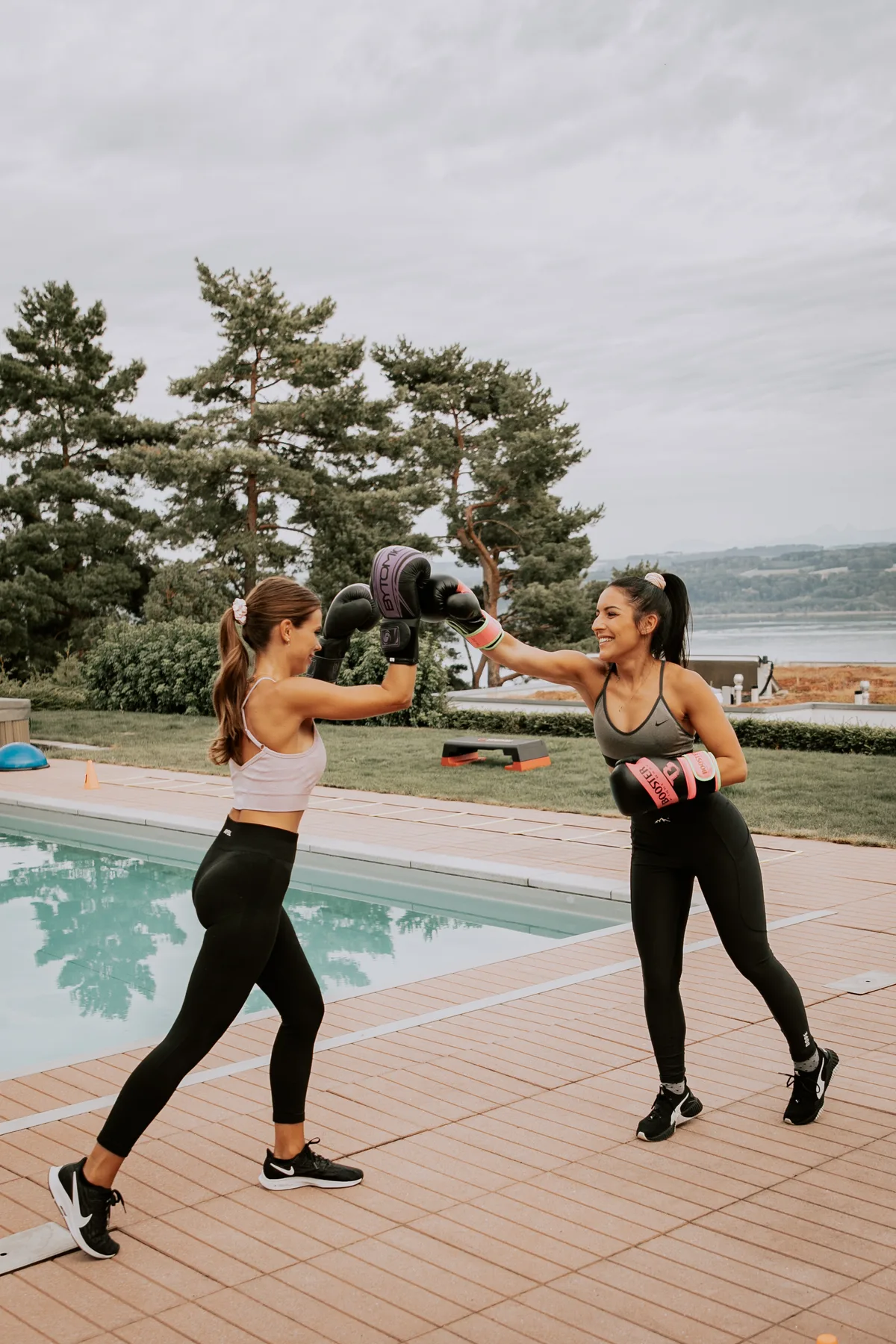 Enchaînement de boxe en plein air face au lac
