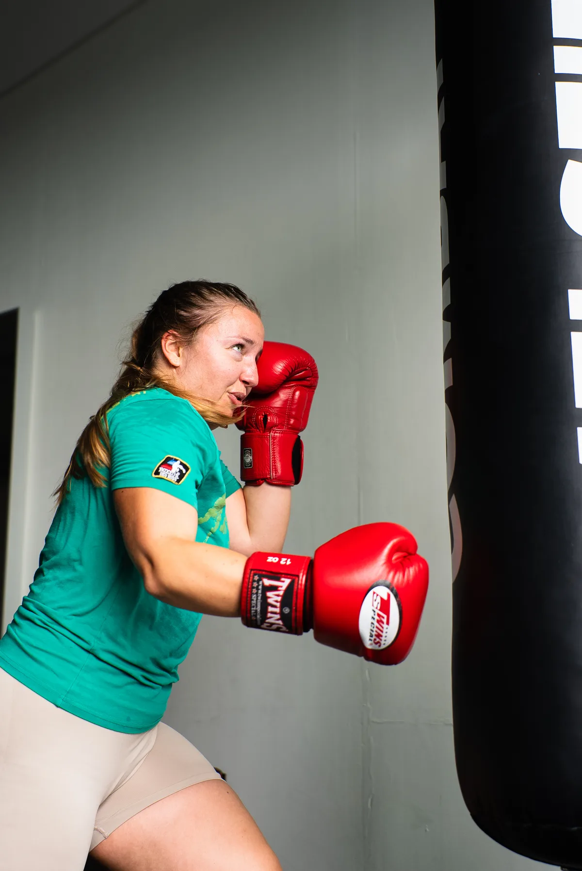 Travail au sac de frappe en cours de boxe