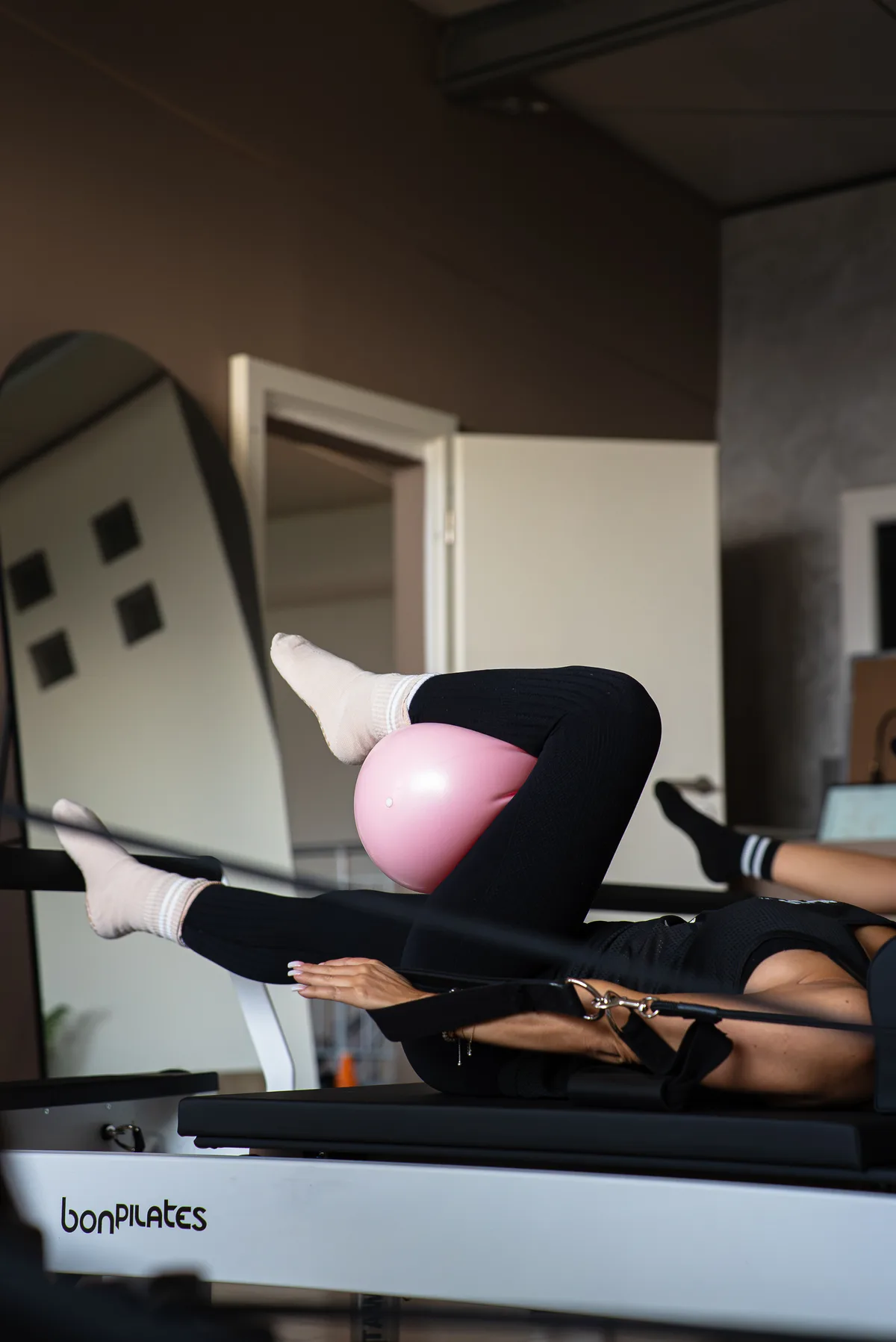 Exercice de gainage avec ballon sur Reformer
