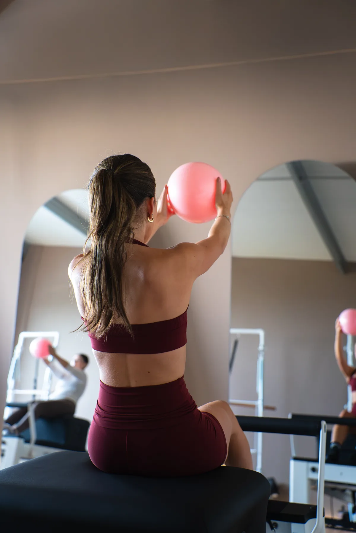 Exercice avec ballon sur Reformer en studio